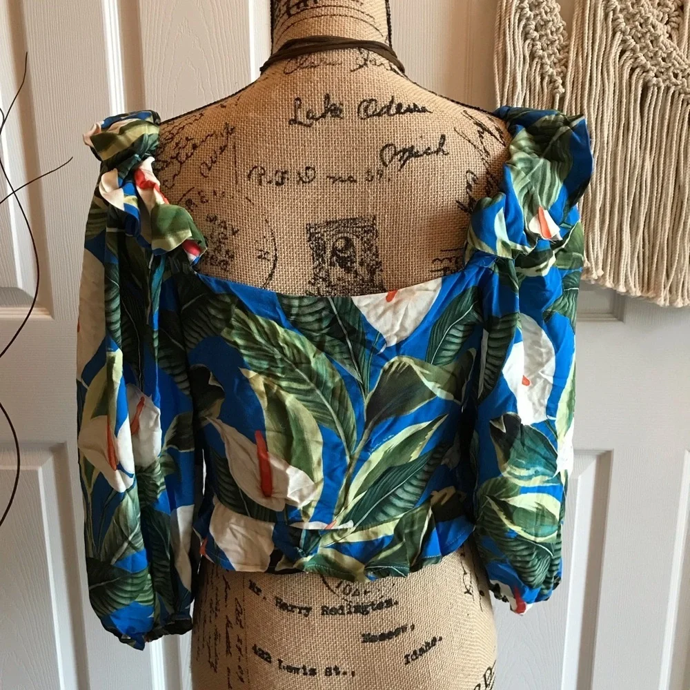 FARM Rio Blue and Green Floral Crop Top - Picture 5 of 9